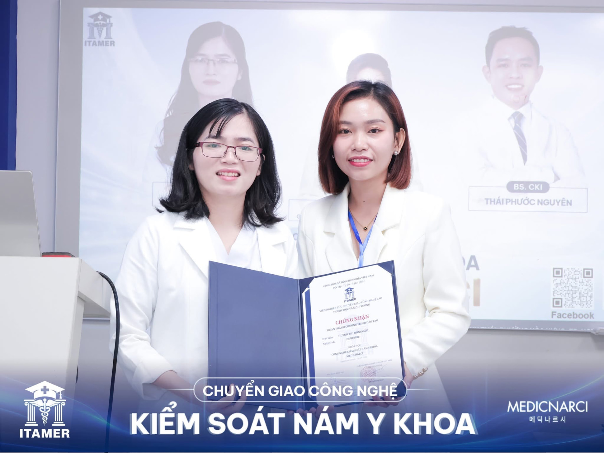 Học viên nhận chứng nhận của Viện ITAMER 15
