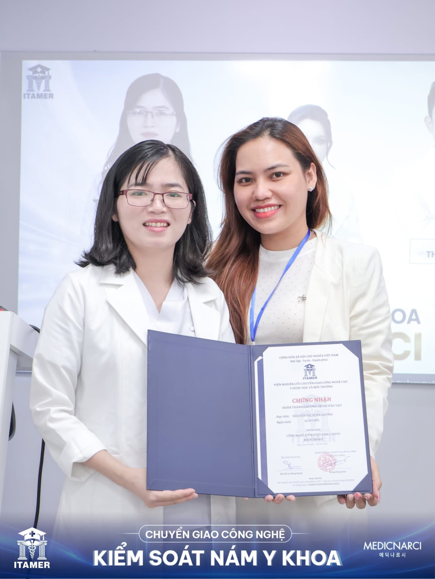 Học viên nhận chứng nhận của Viện ITAMER 7