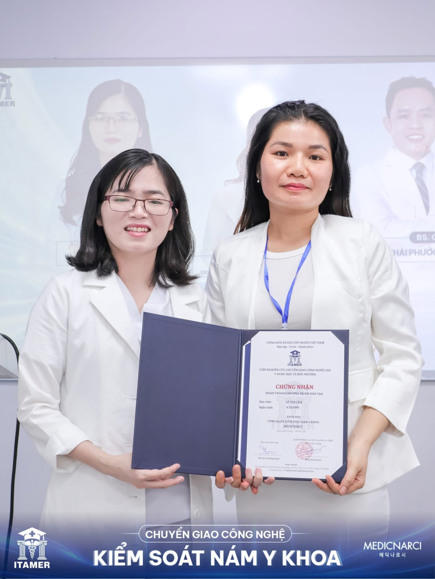 Học viên nhận chứng nhận của Viện ITAMER 3